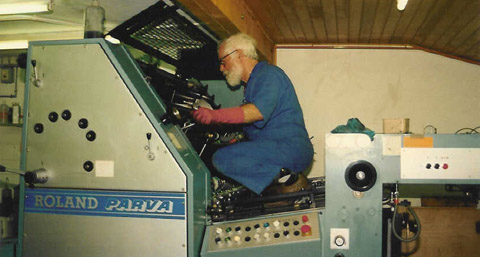 Frère Michel lavant sa machine à l'imprimerie